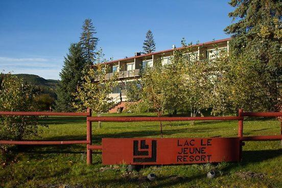 Logan Lake Lac Le Jeune Nature Resort מראה חיצוני תמונה